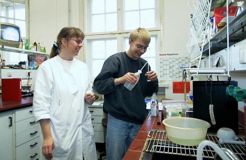 Chemie mit alltäglichen Produkten: Barbara Holly erläutert den Stärkenachweis in Mehl.