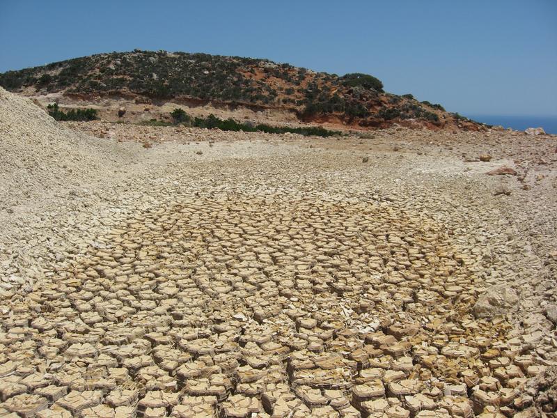 Ausgetrockneter Boden auf der Insel Milos, Griechenland