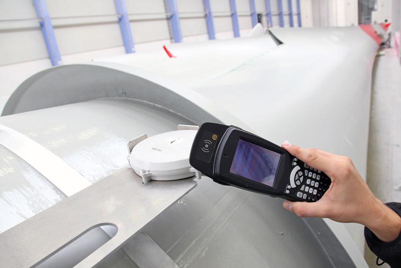 RFID-Chips im Bauteil und in der Ortungseinheit ermöglichen eine automatisierte, lückenlose Verfolgung.