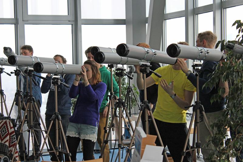 Am Institute of Applied Physics IAP bauten die Photonik-Akademie-Teilnehmer unter Anleitung ihre eigenen Teleskope aus Baumarkt-Utensilien und vorher bestellten Optiken zusammen. Die selbst gebauten Teleskope wurden auf dem höchsten Gebäude der Stadt, dem Jentower, erprobt und vermessen. © VDI Technologiezentrum GmbH