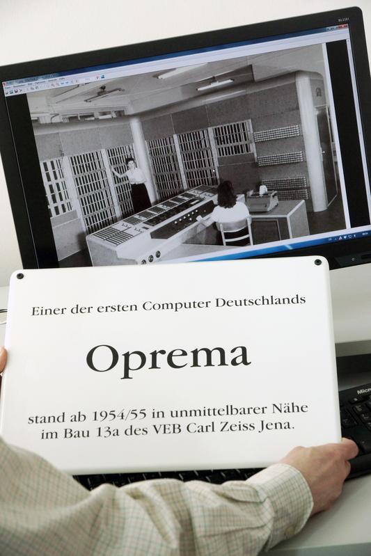 Eine Gedenktafel wird künftig an den ersten Computer der DDR erinnern: Die „Oprema“ (auf dem Monitor im Hintergrund) konstruierte ein Team des VEB Carl Zeiss Jena um Entwicklungsleiter Wilhelm Kämmerer, der später Professor für Kybernetik an der Universität Jena war.