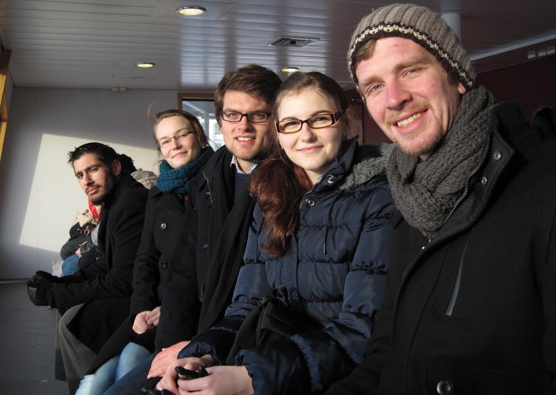 Das Marburger Team (von links): Die Coaches Masud Ulfat und Maren Wibke Weigl sowie die Teilnehmer Leonard Wolckenhaar, Irina Mertke und Johannes Rennicke. Foto: Jeremy Fenner. 