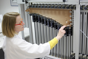 Um die Kompressionsstärke und der Kompressionsverlauf über die gesamte Länge der Kniestrümpfe und der Lauf-Tights zu messen, verwenden die Hohenstein Wissenschaftler das vom Institut selbst entwickelte Prüfgerät HOSY (Hohenstein System). Es besteht aus 20 einzelnen, direkt nebeneinander liegenden Zugprüfeinrichtungen mit einer Breite von jeweils 5 cm. Der Prüﬂing wird der Länge nach in das HOSY eingespannt und dann in Querrichtung beliebig stark gedehnt. Über die dabei ermittelte Kraft wird die Kompression berechnet, die das Prüfmuster auf das Bein des Trägers ausübt. Das Ergebnis (Dehnung, Kraft, Druck und Restdruck) wird tabellarisch für jede einzelne Messstelle/Klemme aufgeführt. Zusätzlich lässt sich das Druckproﬁl des Strumpfes graﬁsch darstellen.