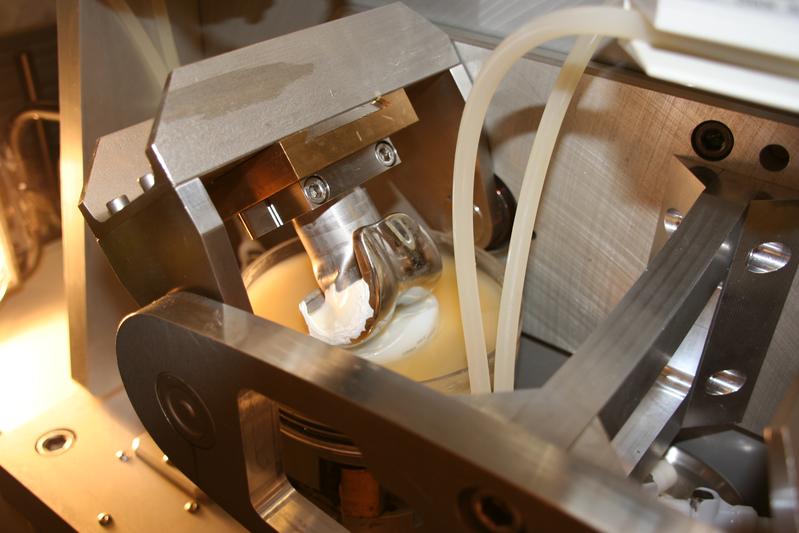 Während der gesamten Belastung sammelten sich die gelösten Partikel in der Flüssigkeit, die im Simulator das Gelenk umspült, und wurden mit Hilfe hochauflösender Massenspektrometrie (HR-ICP-MS) analysiert.