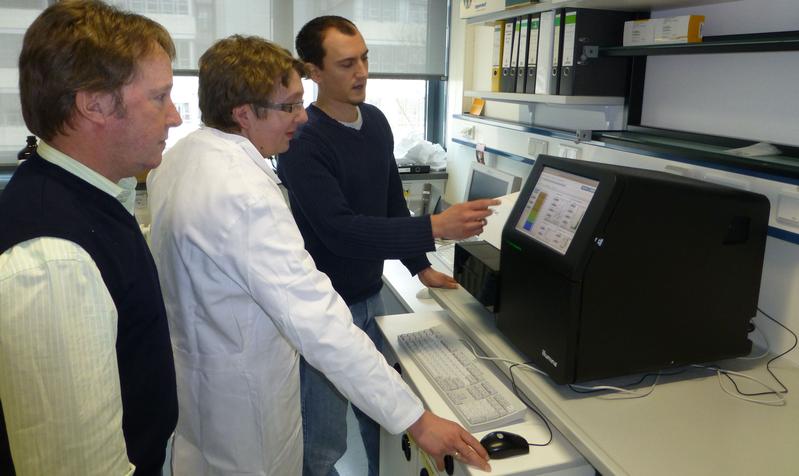 Kleingerät für die DNA-Analyse: Dr. Jörn Kalinowski, Andreas Albersmeier und Sebastian Jünemann (von links) haben zusammen mit Kollegen Maschinen für Gen-Entschlüsselung verglichen. 