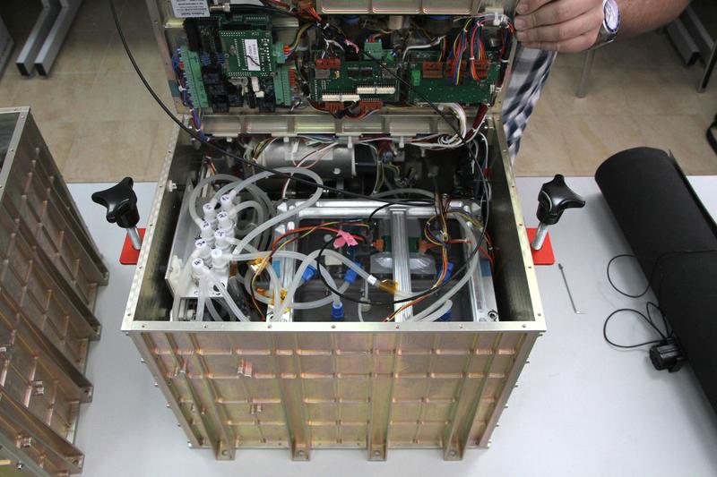Jeden Millimeter nutzen die Wissenschaftler in dem Experimentcontainer aus Metall aus. Selbst am Deckel ist ein Teil der Elektronik befestigt, die die Biologen selbst entwickelt haben.