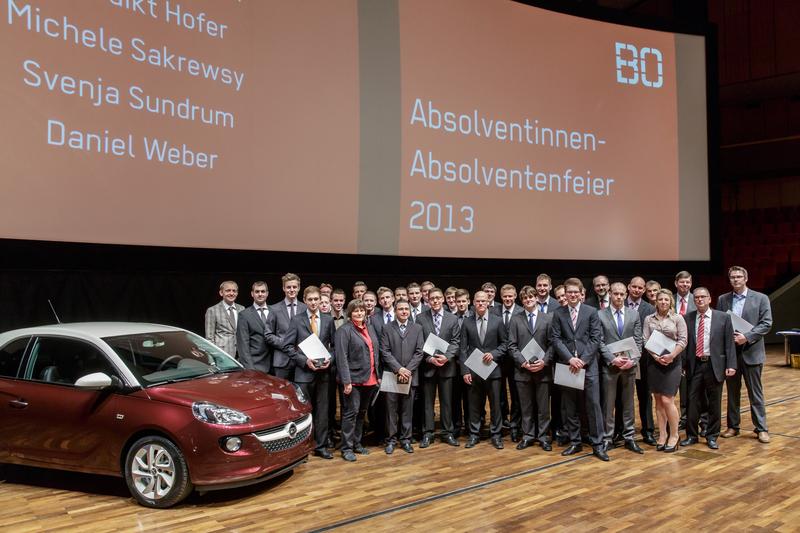 Nur eines von vielen Gruppenbildern mit Absolventinnen und Absolventen: Diese tragen jetzt den Titel "Bachelor of Engineering" in Maschinenbau. 