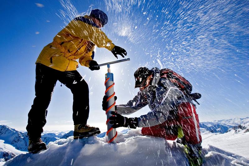 Wissenschafter bei der Entnahme eines Eisbohrkerns auf einem Gletscher.