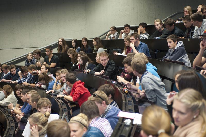 Studierende der Universität Ulm im Hörsaal