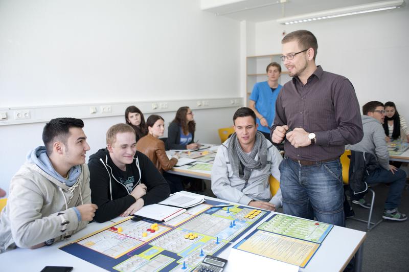 WiWi-Studierende der Uni Ulm beim Unternehmensplanspiel zu Beginn des Wintersemesters 2012/2013