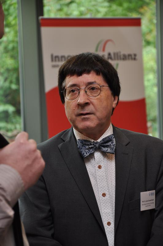 Prof. Dr. Jean-Claude Bünzli, Swiss Federal Institute of Technology, spricht bei der REEC-Konferenz in Münster.