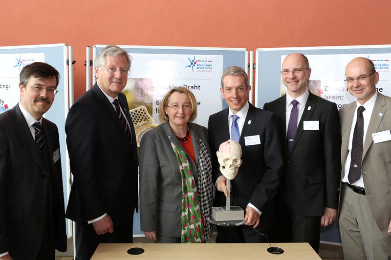 (v.l.n.r): Dr. Harald von Kalm (Deutsche Forschungsgemeinschaft), Rektor Hans-Jochen Schiewer, Wissenschaftsministerin Theresia Bauer, Prof. Wolfram Burgard (Sprecher des Clusters), Prof. Thomas Stieglitz, Prof. Peter Woias