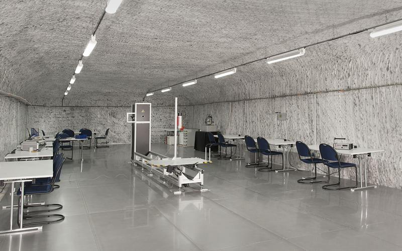 Innenansicht des Untertagelabors UDO II in einem Salzstock bei Helmstedt. In der Mitte steht eine Kalibriereinrichtung für ionisierende Photonenstrahlung. 