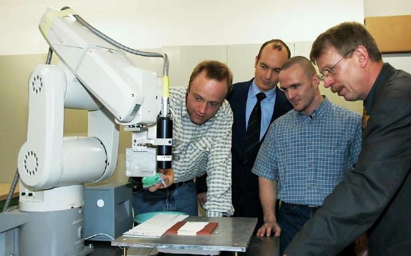 Einige Mitgliedes Teams der Professur Ingenieurkeramik(v.l.n.r.) Dipl.-Ing. Tobias Krause, Dr.-Ing. Jens Günster, Dipl.-Ing. Sven Engler und Prof. Dr.-Ing. Jürgen G. Heinrich, hier im Studentenlabor zum Lasersintern von Keramik.