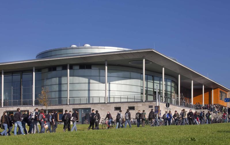 Studenten auf dem Campus der TU Ilmenau
