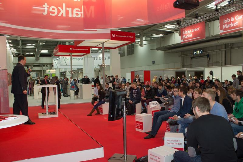 Prof. Dr. Uwe Kleinkes bei einer seiner Vorlesungen mitten in Halle 6 auf der Hannovermesse.