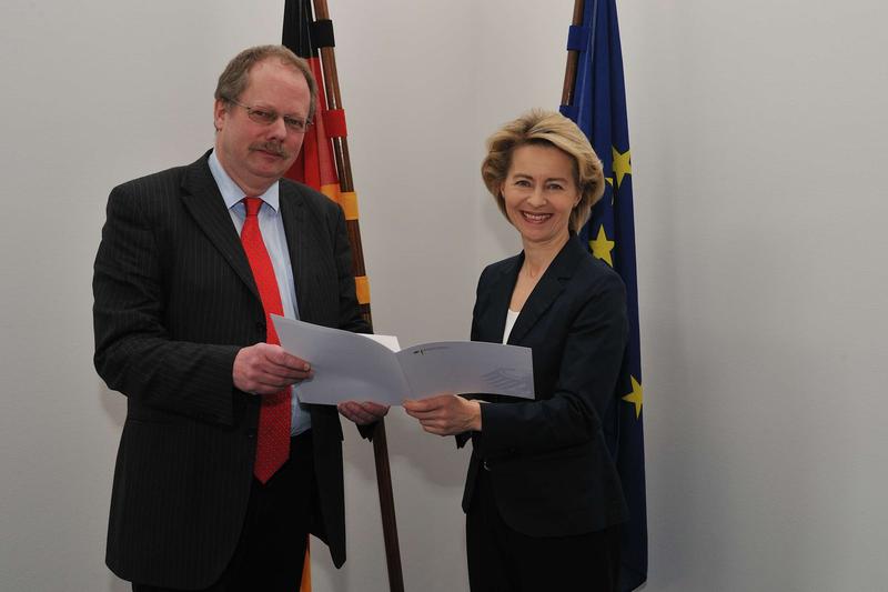 ZZF-Wissenschaftler Prof. Dr. Rüdiger Hachtmann erhält von Bundesarbeitsministerin Ursula von der Leyen die Urkunde zur Berufung in die Historikerkommission.