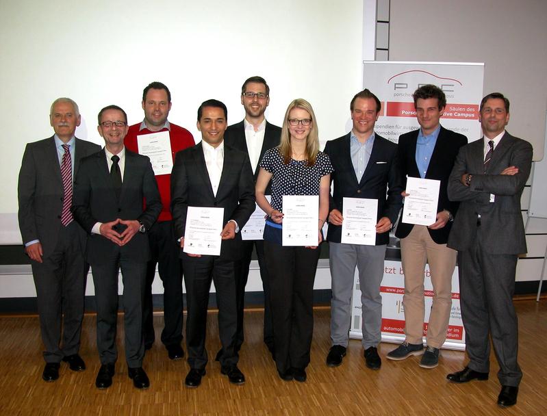 Foto (hfwu/sopha): Die PAC Stipendiaten des Sommersemsers 2013 erhalten ihre Urkunden. Links Professor Dr. Willi Diez, vorne rechts Klaus Zellmer, der Vorsitzende der Geschäftsführung der Porsche Deutschland GmbH.