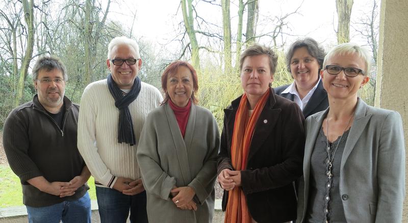 Prof. Dr. Marie-Luise Rehn (3. von links), Dekanin der Fakultät Wirtschafts- und Sozialwis-senschaften und Vizepräsidentin der Hochschule Osnabrück, begrüßte die Gastwissen-schaftler Prof. Dr. Wilfried Schnepp (2. von links) und Sabine Metzing (3. von rechts) aus Witten/Herdecke. Im Rahmen der engen Kooperation mit der Hochschule Osnabrück haben Prof. Dr. Andreas Büscher (links), Prof. Friederike zu Sayn Wittgenstein (2. von rechts) und Prof. Dr. Claudia Hellmers Gastprofessuren in Witten/Herdecke inne.