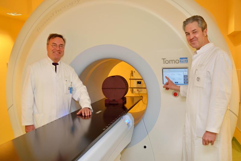 Prof. Dr. Thomas G. Wendt (l.), Direktor der Klinik für Strahlentherapie, und Medizinphysiker Dr. Tilo Wiezorek am neuen Tomotherapiegerät in Jena. 