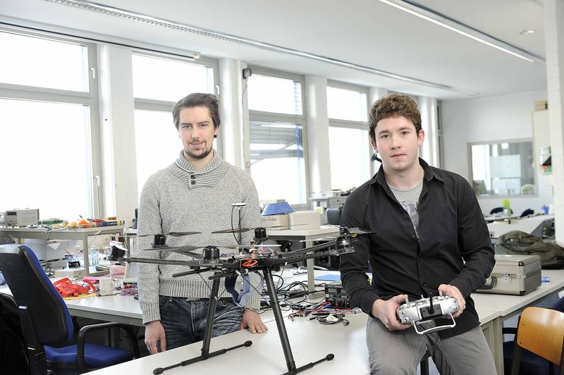 Die Studenten Bruno Rawohl und Lars Girschner mit dem von ihnen entwickelten Quadrocopter. 