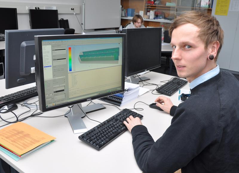 Sebastian Krick, wissenschaftlicher Mitarbeiter am IMH-Institut, simuliert Strömungen am Computer. 