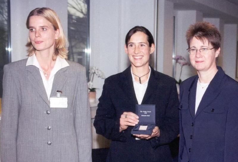 Dr. Andrea Büldt (links) und Maya Bundt (Mitte) erhielten von Hamburgs Bürgermeisterin Krista Sager (rechts) den "She-Study-Award" der Deutschen Shell.