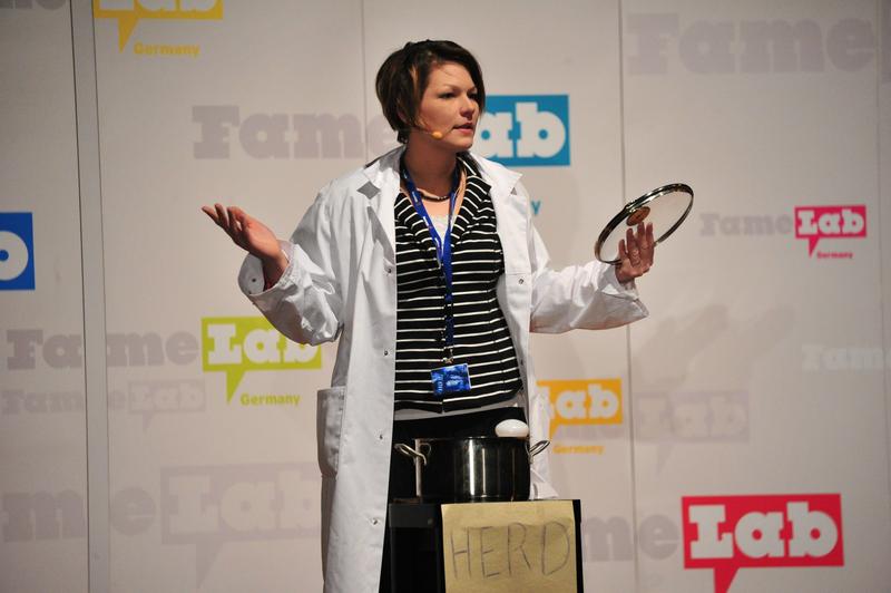 Saskia Oldenburg gewann den 1. Platz beim NRW-Vorentscheid von FameLab 2013