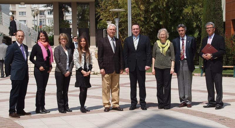 An der Yaşar University in Izmir freuten sich Vize-Rektor Prof. Dr. Tevfik Balcioğlu und HSHL-Präsident Prof. Dr. Klaus Zeppenfeld (5. und 6. von links) mit Vertreterinnen und Vertretern beider Hochschulen über die neue Partnerschaft.