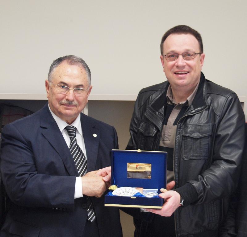 Dass der Koffer des HSHL-Präsidenten Prof. Dr. Klaus Zeppenfeld (rechts im Bild) in Istanbul auf sich warten ließ, tat der Unterzeichnung der Kooperationsvereinbarung mit Vize-Präsident Prof. Ümit Doğay Arınҫ an der Fatih Sultan Mehmet Vakif University keinen Abbruch.