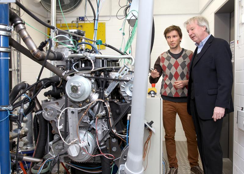 Prof. Dr. Horst Harndorf und Dipl.-Ing. Sascha Prehn am Gas-Versuchsmotor auf dem Motorprüfstand" 