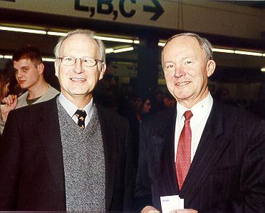 Prof. Dr. Joachim Frohn (l.), Dekan der Fakultät für Wirtschaftswissenschaften, und KPMG-Niederlassungsleiter Dipl.-Volkswirt Heiner Schumacher.