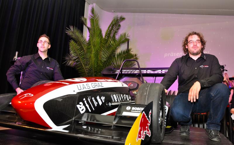 Stephan Rienmüller (links), organisatorischer Leiter von joanneum racing graz und Martin Schwarz, technischer Leiter, präsentieren stolz den jr13 