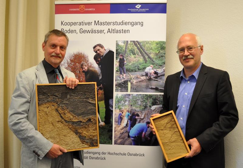 Die Universität Osnabrück und die Hochschule Osnabrück bieten den deutschlandweit einzigartigen Studiengang »Boden, Gewässer, Altlasten« mit besten Berufsaussichten erstmalig zum Wintersemester 2013/14 an. Im Bild die Initiatoren Prof. Dr. Helmut Meuser und Prof. Dr. Joachim Härtling.