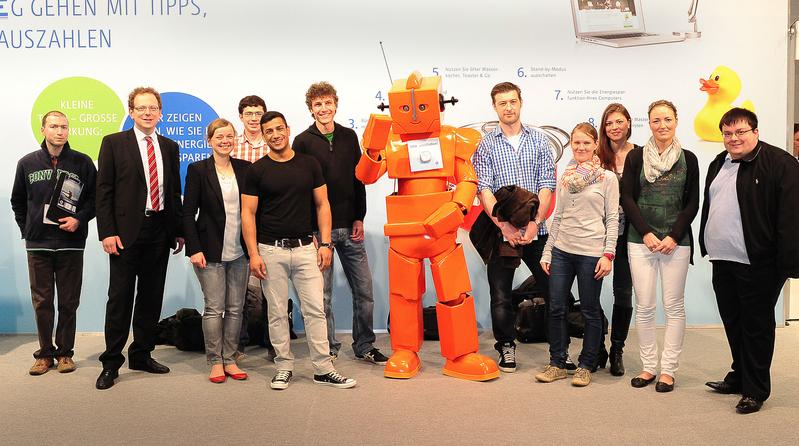 Freuten sich mit dem RWE Roboter über einen spannenden Besuch der Hauptversammlung: Igor Khess, Prof. Dr. Lars Renner, Karin Goy, Andreas Bongartz, Abdul Sabri Youssef, David Brall, Nadine Thiel, Olga Schatt, Sarina Ney und Marcus Rüber (v.l.n.r.).