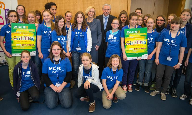 Bundesbildungsministerin Johanna Wanka und VDE-Vorstandsvorsitzender Dr.-Ing. Hans Heinz Zimmer bei Girls'Day-Veranstaltung in Berlin.