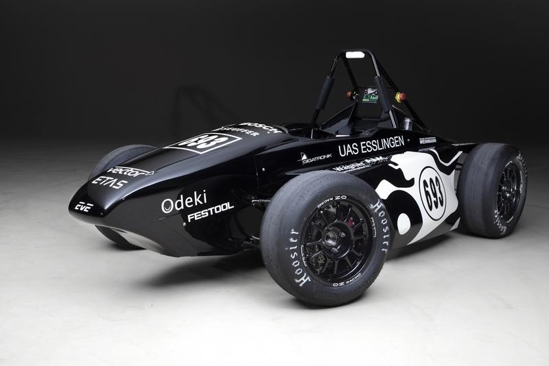 Der Rennwagen vom E-Rennstall der Hochschule Esslingen rast lautlos über Pisten. Ein Elektromotor treibt ihn an.