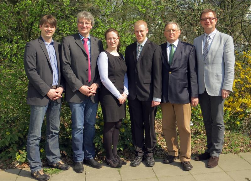 Dr. Heiko Janssen, Fachreferent Schweinezucht bei der Landwirtschaftskammer Niedersachen, Prof. Dr. Ralf Waßmuth, Professor für Tierzucht an der Hochschule Osnabrück, Marina Abramovskij vom Career Center der Hochschule Osnabrück, Patrick Schale, Student der Hochschule Osnabrück, Hans Georg Hassenpflug, Leiter des Fachbereiches  für Hochschulkontakte der Landwirtschaftskammer Niedersachen, und Prof. Dr. Bernd Lehmann, Dekan der Fakultät Agrarwissenschaften und Landschaftsarchitektur (von links) freuen sich über den Kooperationsvertrag.