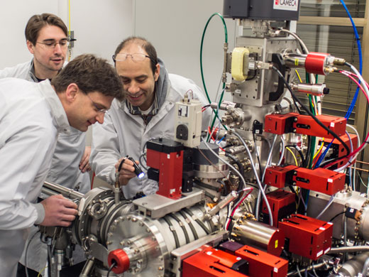Arno Schintlmeister, David Berry und Michael Wagner (v.l.n.r.) am NanoSIMS-Gerät der Universität Wien.