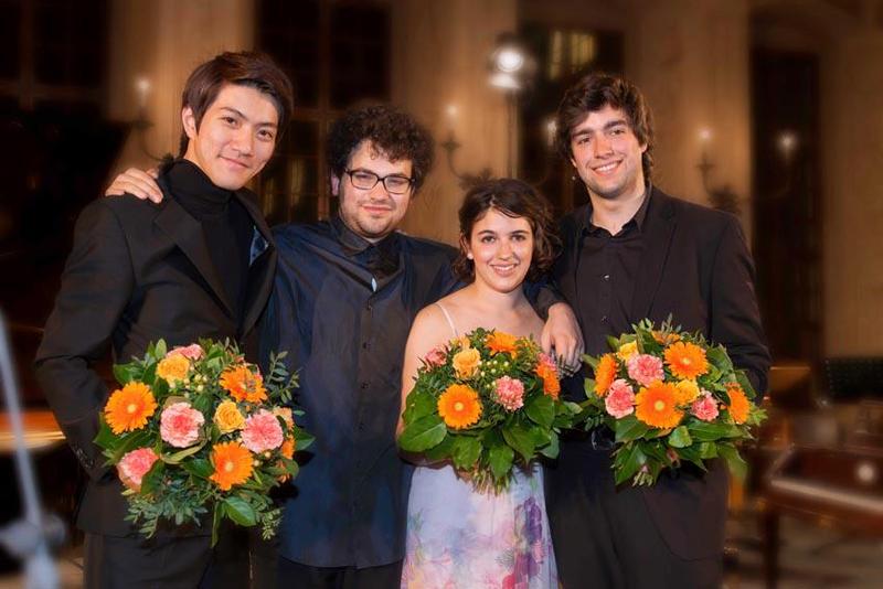Die Gewinner des 8. Internationalen Violinwettbewerbs Leopold Mozart in Augsburg (v.r.): Thomas Reif (3. Preis), Maia Cabeza (1. Preis) und Jonian Ilias Kadesha (2. Preis) zusammen mit dem vierten Finalisten Young uk Kim.
