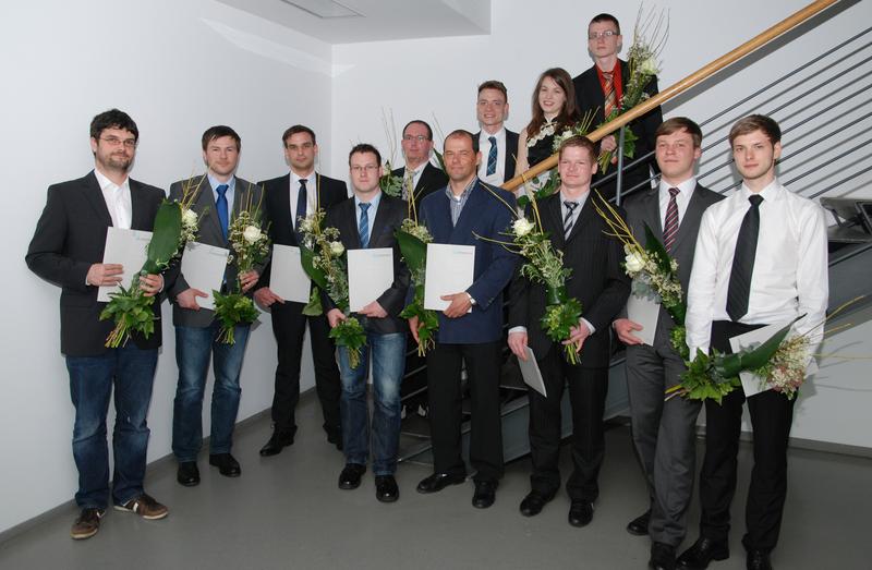 Frisch gebackene Ingenieure: v. l. Michael Lorenz, Nikolai Hilse, Florian Turkewitsch, Jan Hermann, Björn Krüger, Danny Günther, Martin Seeger, Jacqueline Rieger, Robert Menzel, Robert Seidel, Paul-Gerald Dittrich, Daniel Ramonat