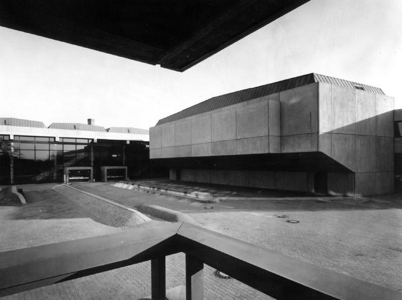 Das Zentrale Hörsaalgebäude im Winter 1971/72 kurz vor der Fertigstellung. Bis heute hat sich hier nicht viel geändert.
