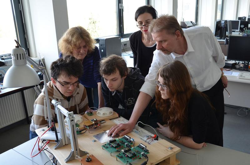 Dekanin Prof. Dr. Marie-Theres Roeckerath-Ries, Studierendencoach Dr. Caroline Bohn und Laboringenieur Eckhard Fahr (stehend v. li.) mit den „Studium-flexibel“-Studierenden Yasin, John und Carolin (sitzend v. li.).