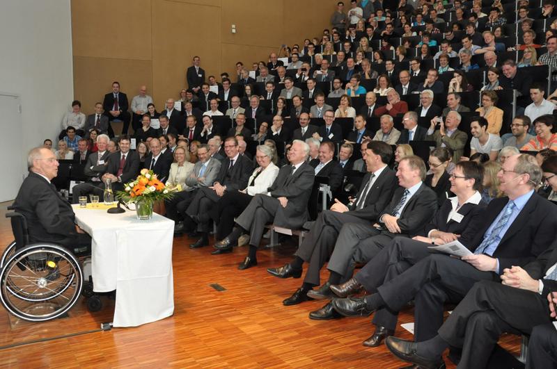 Bundesfinanzminister Dr. Wolfgang Schäuble lockte bei der diesjährigen UFW-Tagung mehr als 1000 Interessierte in die Hörsäle der Universität Ulm – neben zahlreichen Uni-Amtsträgern unter anderem auch die Ulmer Bundestagsabgeordnete Annette Schavan