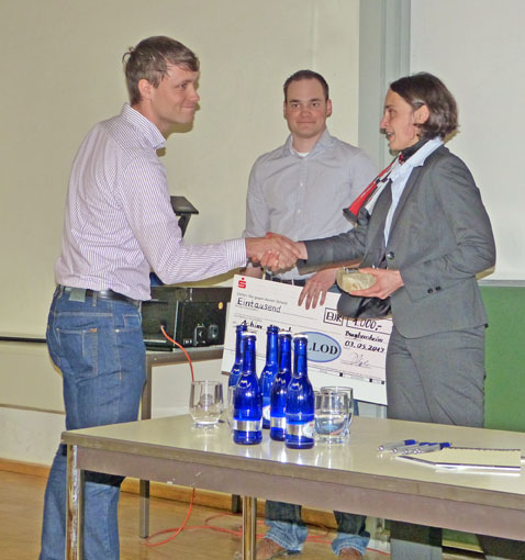 Der Diplomand des Studiengangs Kunststoff- und Elastomertechnik Achim Riegel (li.) wurde mit dem „Allod-Werkstoff-Preis“ ausgezeichnet. Manuela Gehringer gratulierte. 
