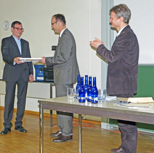 Steffen Bundschuh (li.) wurde mit dem Förderpreis der Deutschen Katutschuk-Gesellschaft ausgezeichnet. Ziel ist es, qualifizierten Nachwuchs gezielt zu unterstützen. 