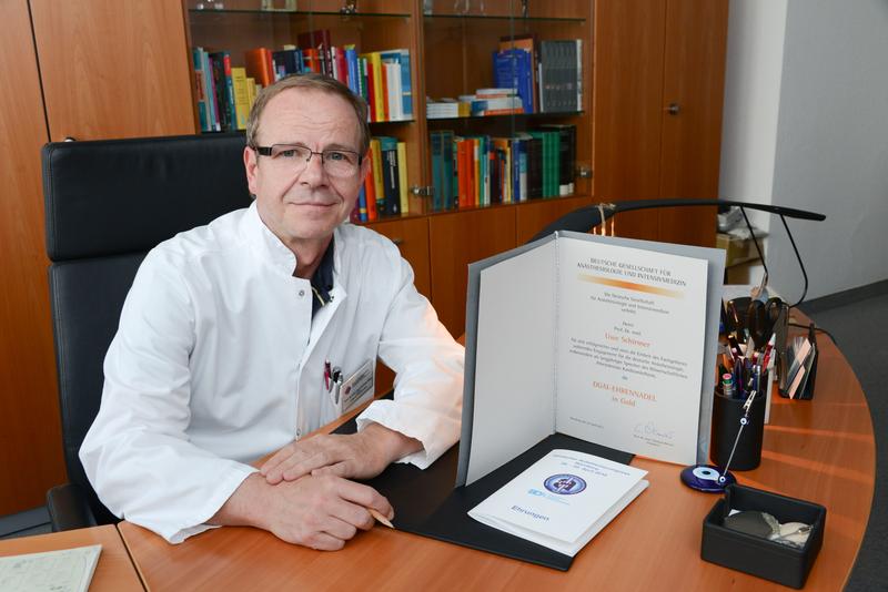 Prof. Dr. Uwe Schirmer, Chefarzt der Anästhesiologie im Herz- und Diabeteszentrum NRW, Bad Oeynhausen (Foto Armin Kühn).