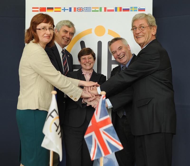Großbritannien macht mit bei Teilchenbeschleunigeranlage FAIR in Darmstadt: Dr. Janet Seed (STFC), Prof. Boris Sharkov (FAIR), Dr. Beatrix Vierkorn-Rudolph (Bundesforschungsministerium, FAIR-Gesellschafterversammlung), Prof. John Womersley (STFC), Prof. Guenther Rosner (FAIR) (v.l.)