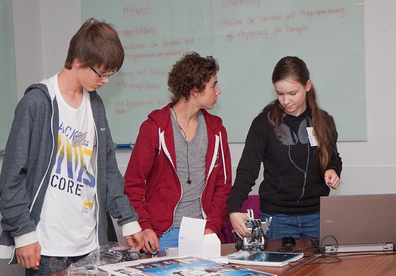 Bei der Fraunhofer-Talent-School arbeiten Schülerinnen und Schüler in Teams an spannenden Forschungsfragen. 