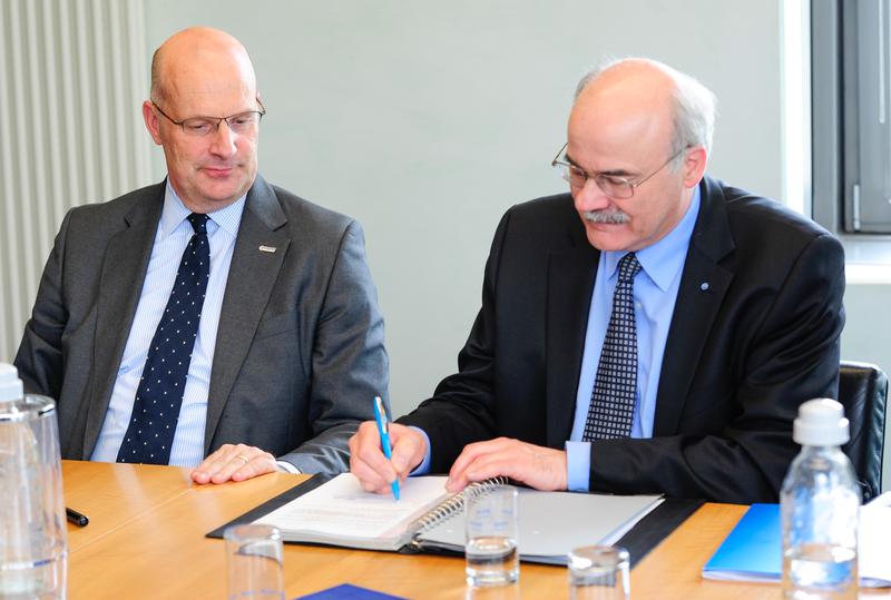 RWW Geschäftsführer Dr. Franz-Josef Schulte (links) und HRW Präsident Prof. Dr. Eberhard Menzel besiegeln die Partnerschaft. 